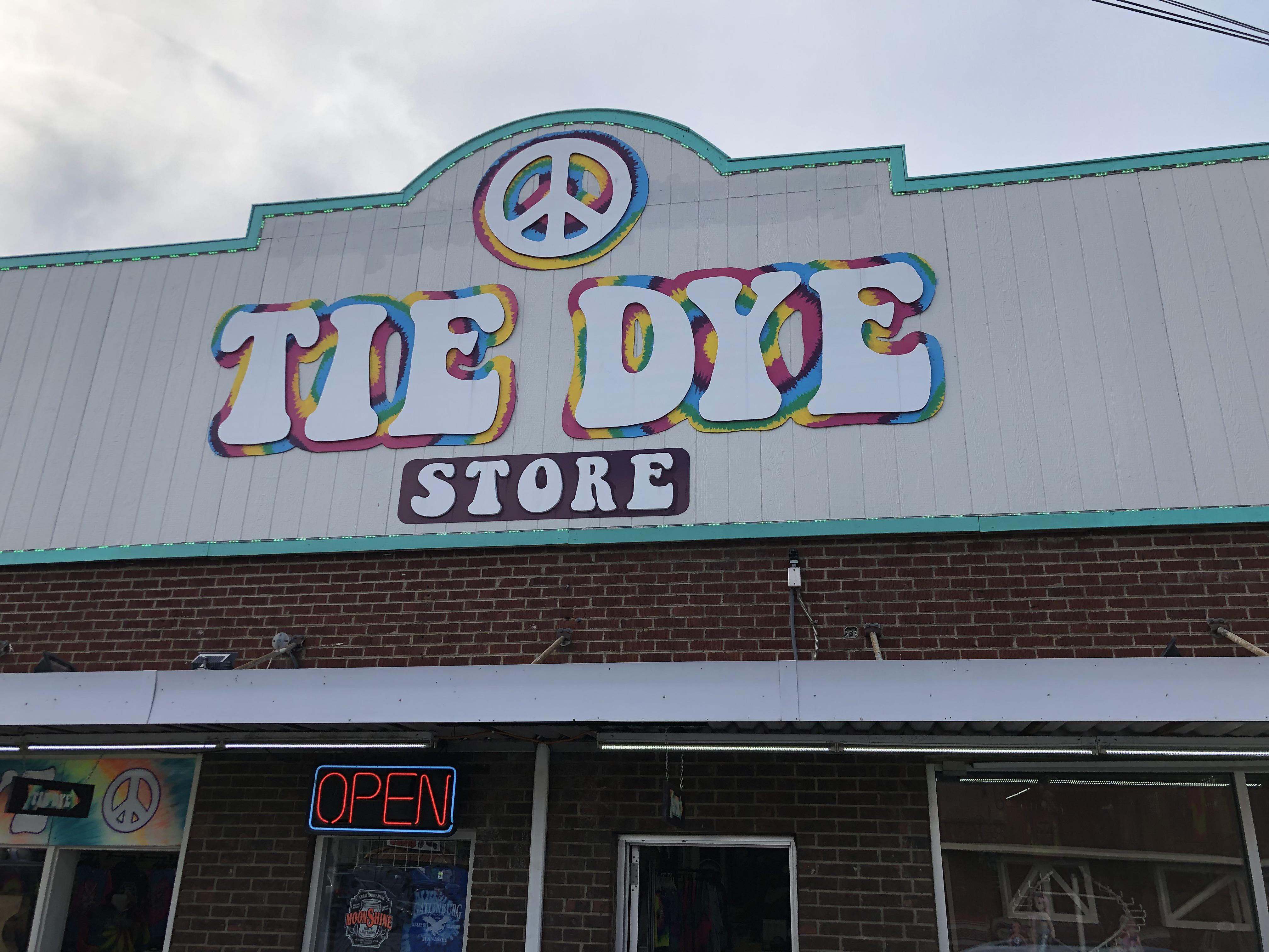 tie-dye-store-explore-the-smokies