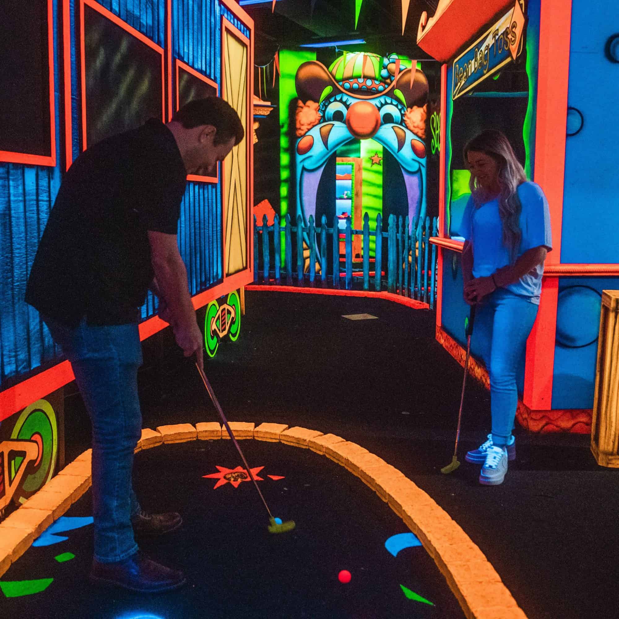 top 97+ Pictures amazing mirror maze & circus golf photos Superb