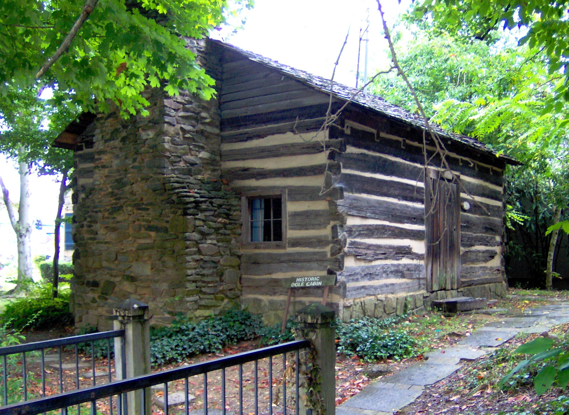 Gatlinburg Parkway candy shop walking tour